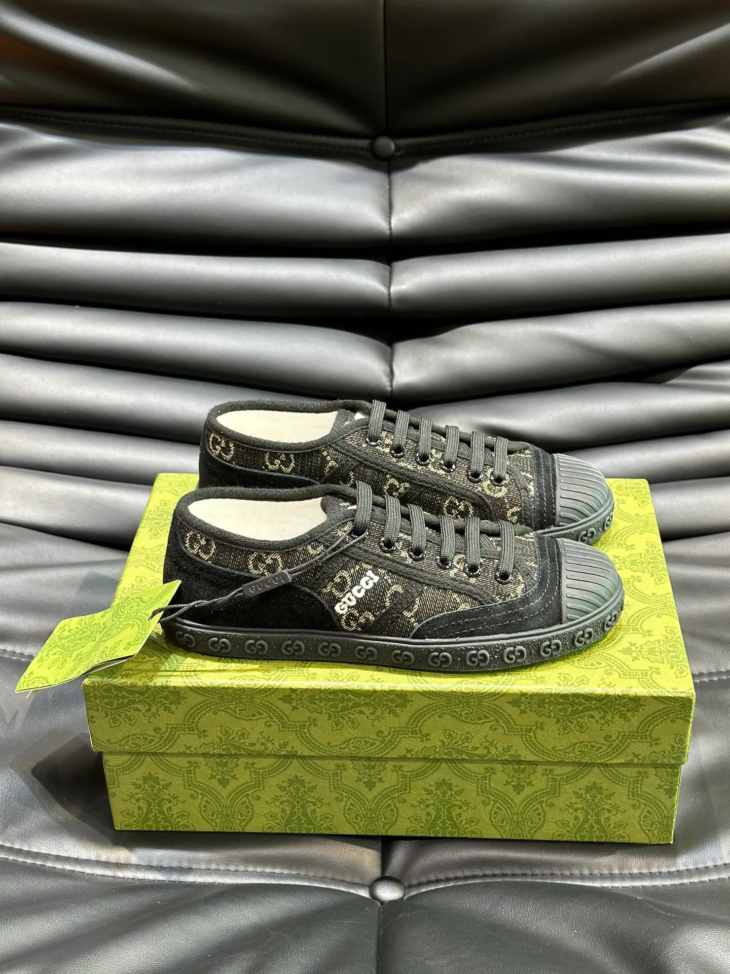 Men's shoes 💰p380 "GUCC*" Couple style 👫 lace-up canvas sneakers, crafted from light blue GG denim fabric, showing uniqueness. Classic details such as the GG printed embossed outsole, interlocking G and "Gucci" embroidery add to the glamorous style. Privately-made T men's shoes 💰pU original outsole, with exquisite details, impeccable fit, and a flat toe that has a retro feel! Customized canvas, classic double G logo, and the spring and summer color combinations are also very interesting! Size: Female 35-39. Male 38-44